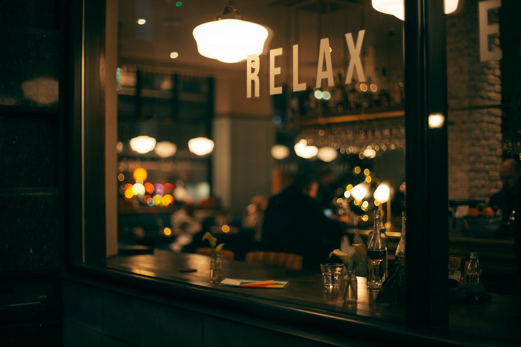 Vitrine de restaurant éclairée à la tombée du soir