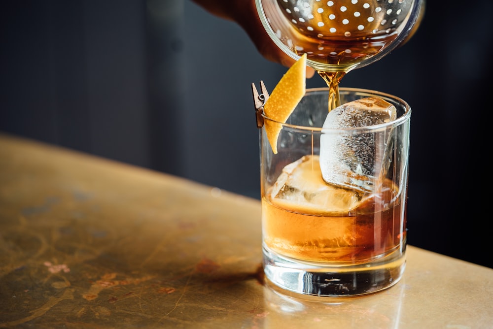 Préparation d'un cocktail au bar